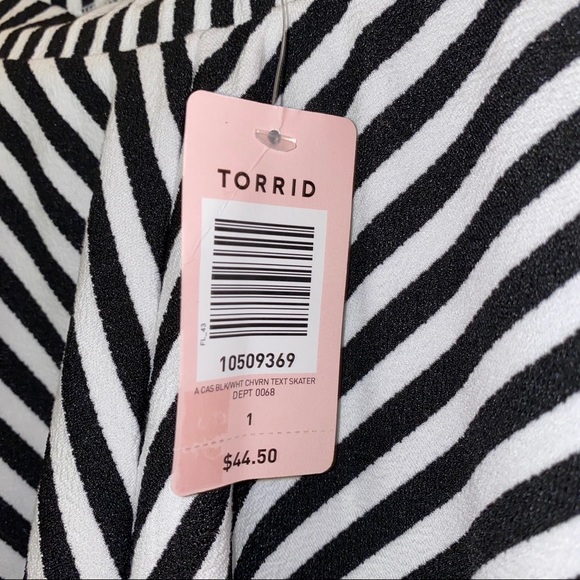 🌸 2for$30. NWT Torrid Chevron Stripe Skater Skirt - Picture 3 of 5